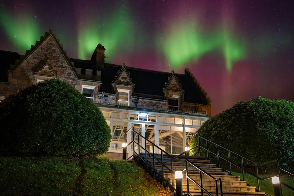 Lochardil-Night-External-Aurora_crop-16-9